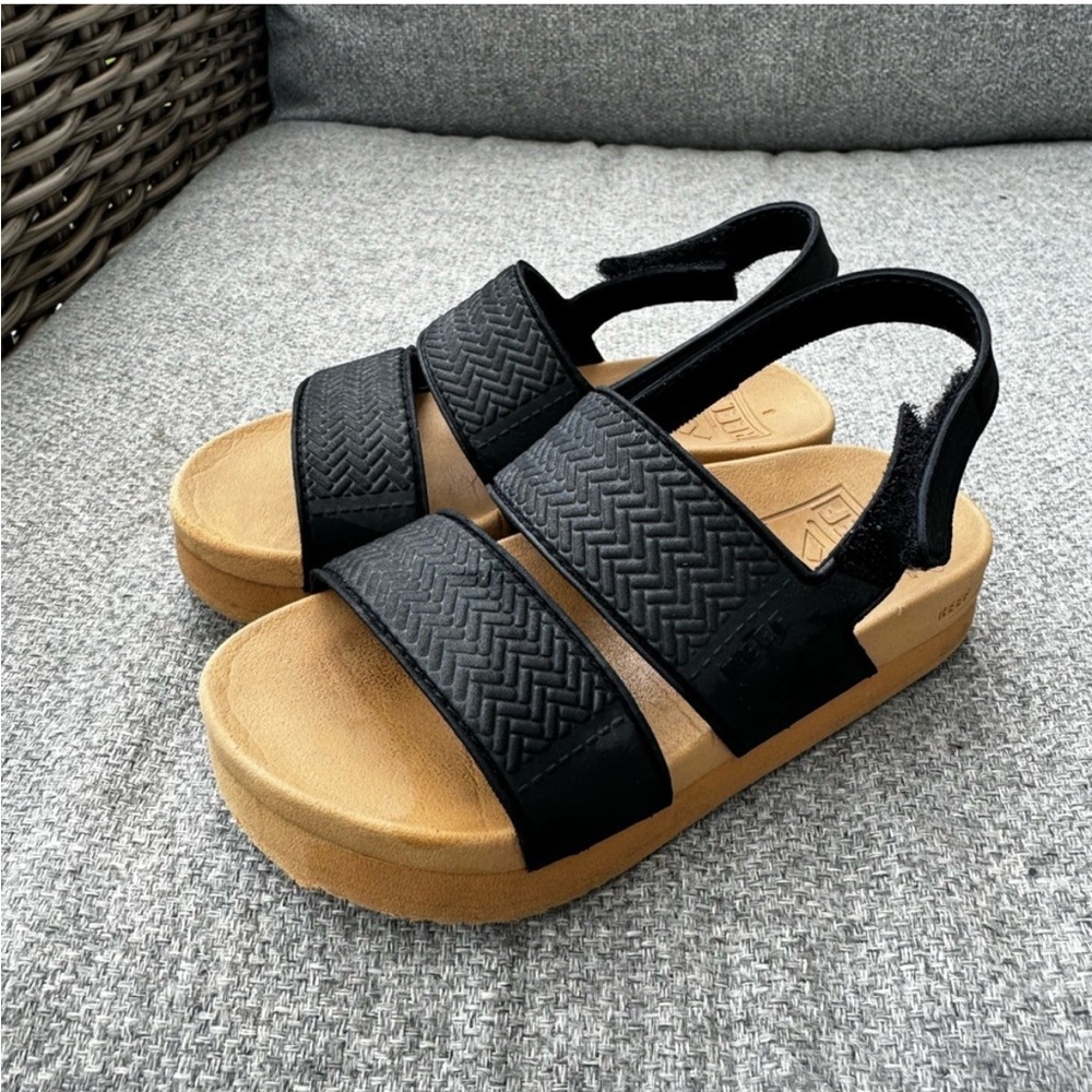 Reef Black and Tan Sandals with Elastic Straps